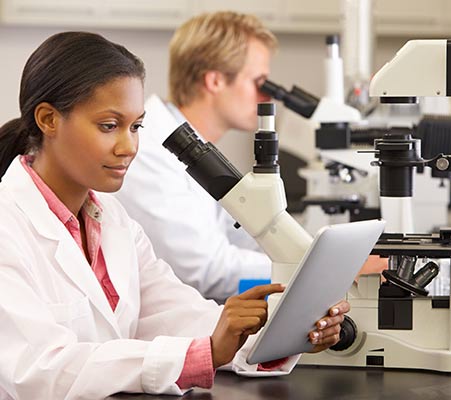 Mujer con un gato naranja y blanco hablando con el veterinario