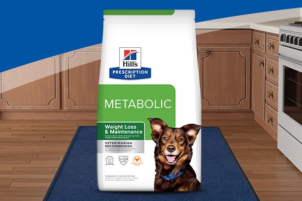Bolsa de Hill's Prescription Diet Metabolic Weight Management alimento para perro en una cocina. Únete a nosotros para acabar con la obesidad de las mascotas. 