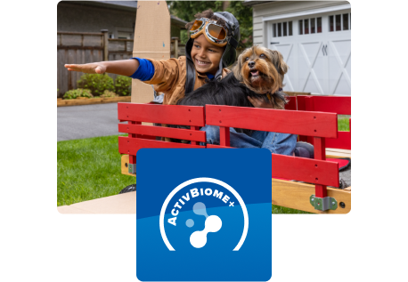Niño jugando con un perro en un vagón